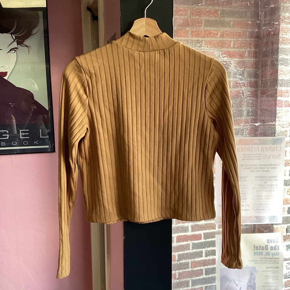 Old Navy Cropped Long Sleeve Top - Picture 4 of 4